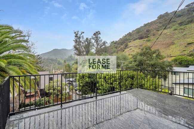 Building Photo - 9848 Portola Dr