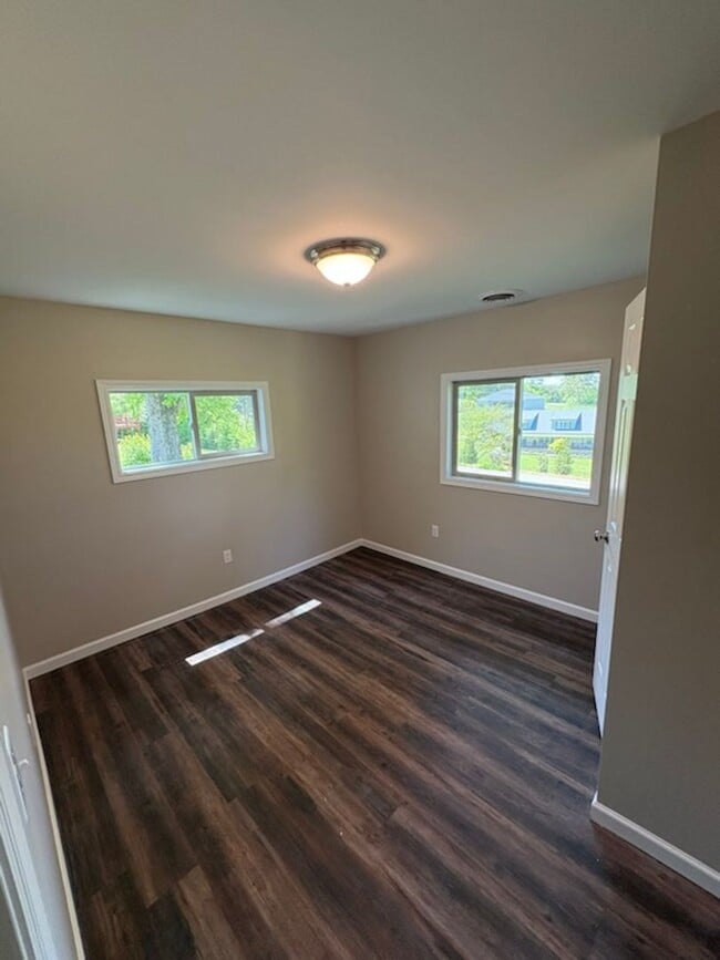 Building Photo - 844 Bales Rd