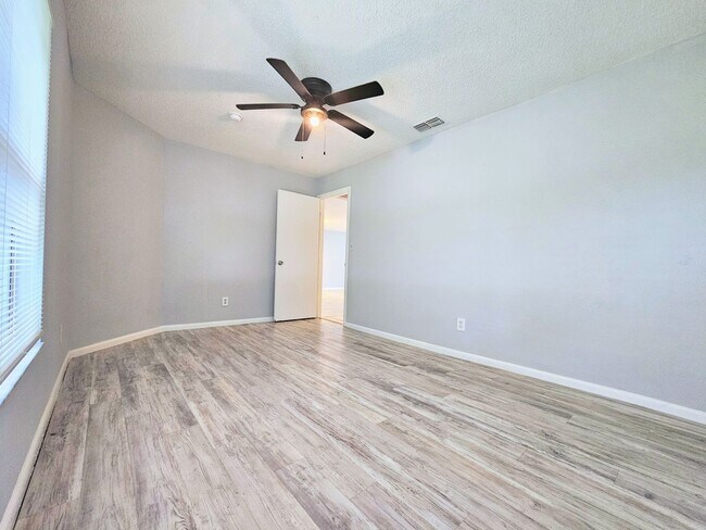 Building Photo - Beautifully Maintained 3-Bedroom Home with...
