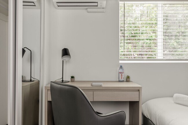 Building Photo - A 5 bedroom, 4 bathroom Fully Furnished Apartment at 1515 1/2 Selby Ave.