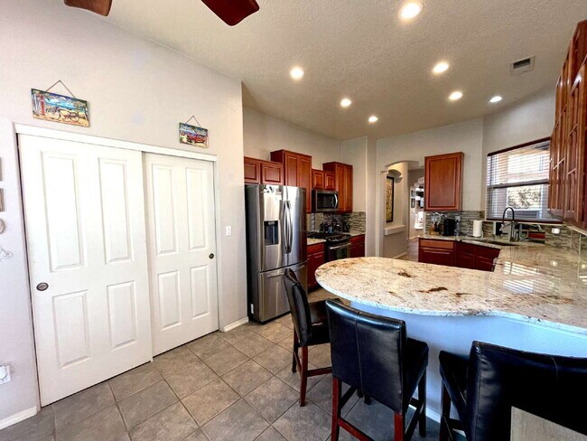 Building Photo - High Desert Beauty! Community Pool!
