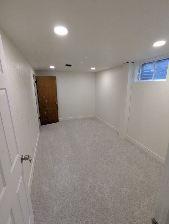 Building Photo - 7070 Beacon Way