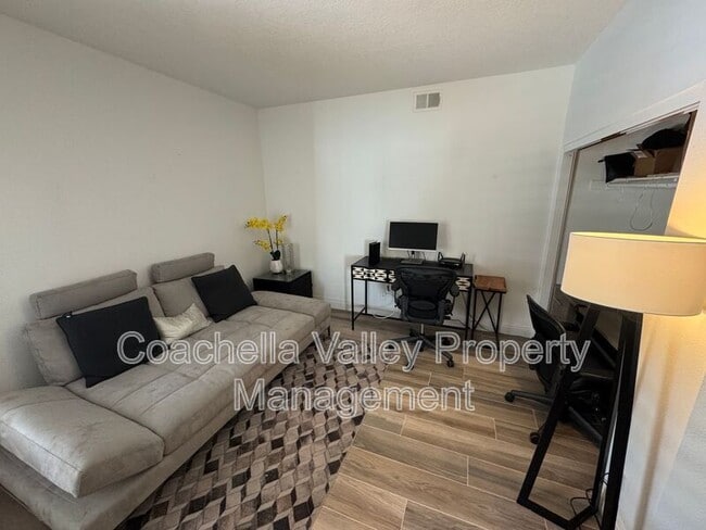 Building Photo - 289 Vista Royale Cir W