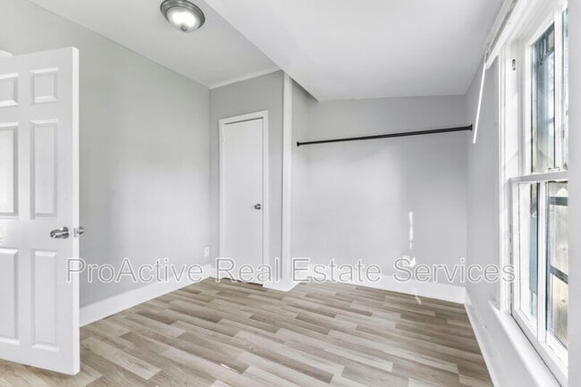 Building Photo - 1217 Hull St