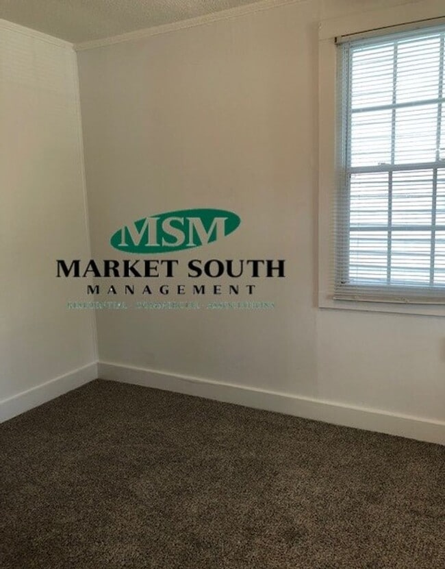 Building Photo - NEWLY RENOVATED 2 BEDROOM HOME IN GARDEN CITY