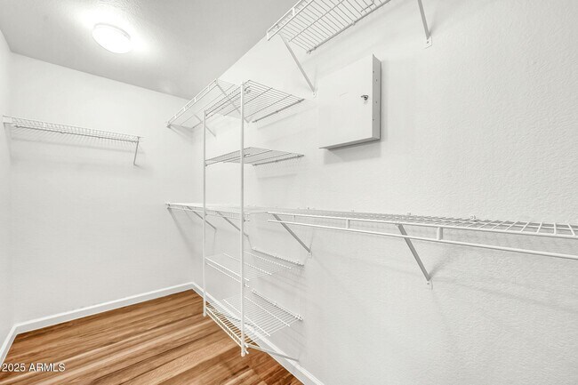 Building Photo - 3124 E Roveen Ave