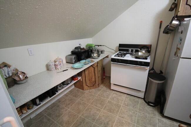 Building Photo - Quiet Upstairs Apartment in Provo |Available Now|