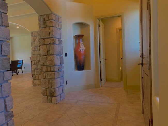 Building Photo - This Gorgeous Home is in the Tonaquint Ter...