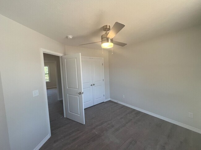 Building Photo - 1-year old, 3 Bedroom Home In Willard School District