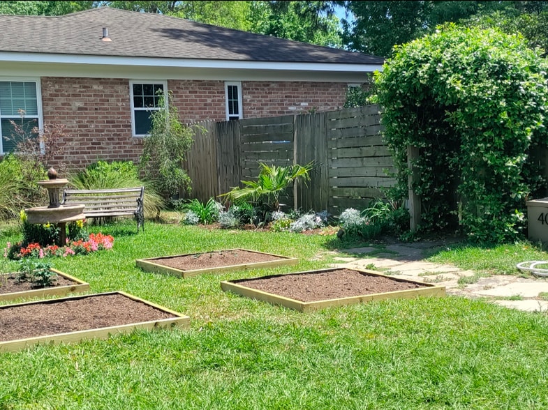 Front yard - 403 E 53rd St