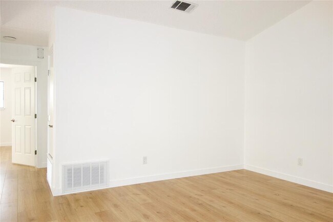 Building Photo - 1106 August Dr