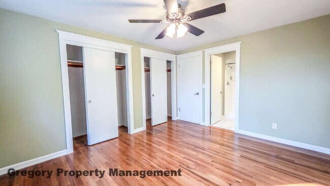 Building Photo - 10803 NE 111th Pl