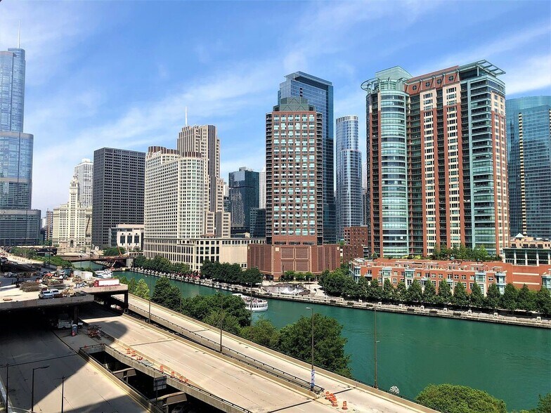 Building Photo - 450 E Waterside Dr
