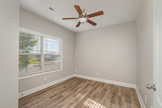 Building Photo - Beautiful, Like-New 3-Bedroom Home in Bell...