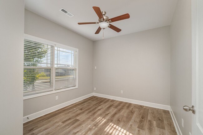 Building Photo - Beautiful, Like-New 3-Bedroom Home in Belle Arbor Community