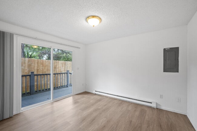 Building Photo - Updated Turnkey 2 Bed 1-bathroom spacious ...