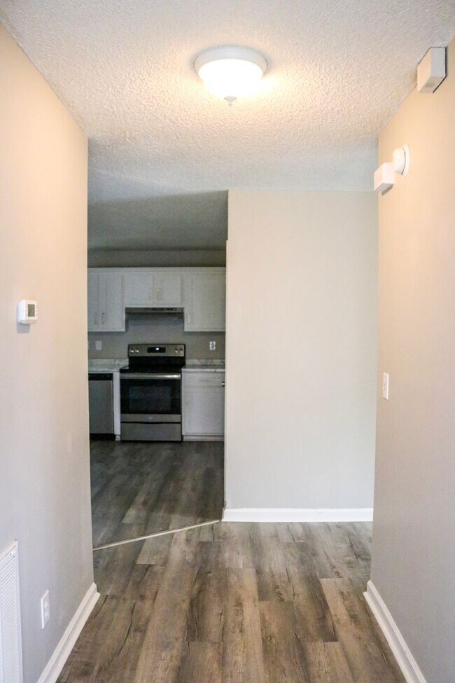 Building Photo - Gated Community Living