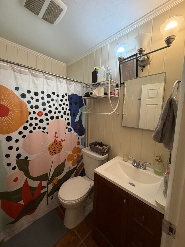 Building Photo - 3/1 Located in the Heart of Tallahassee Florida. Available NOW