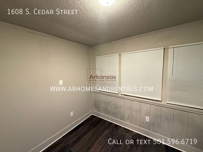 Building Photo - 1608 S Cedar St