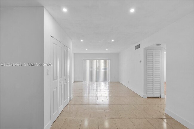 Building Photo - 14013 SW 90th Ave