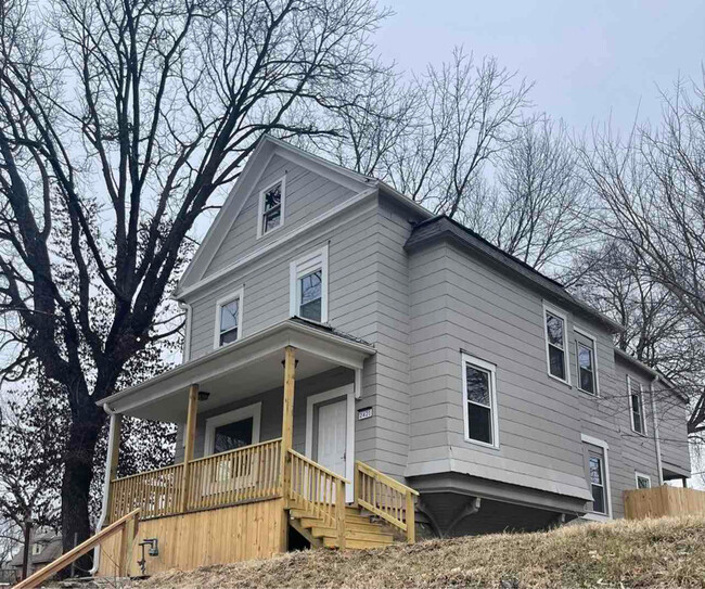 Building Photo - 2421 Chestnut Ave
