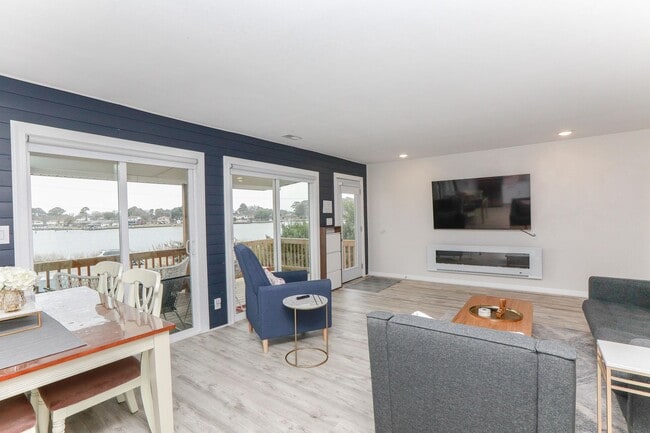 Building Photo - Pretty Lake Furnished Unit 2/1.5 Views! Vi...