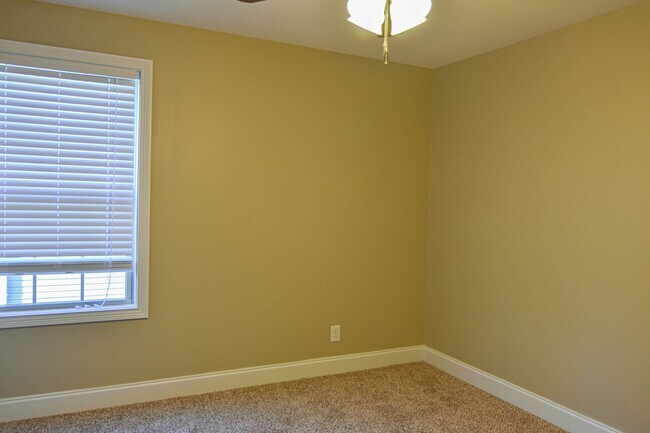 Building Photo - 3640 Fox Tail Dr