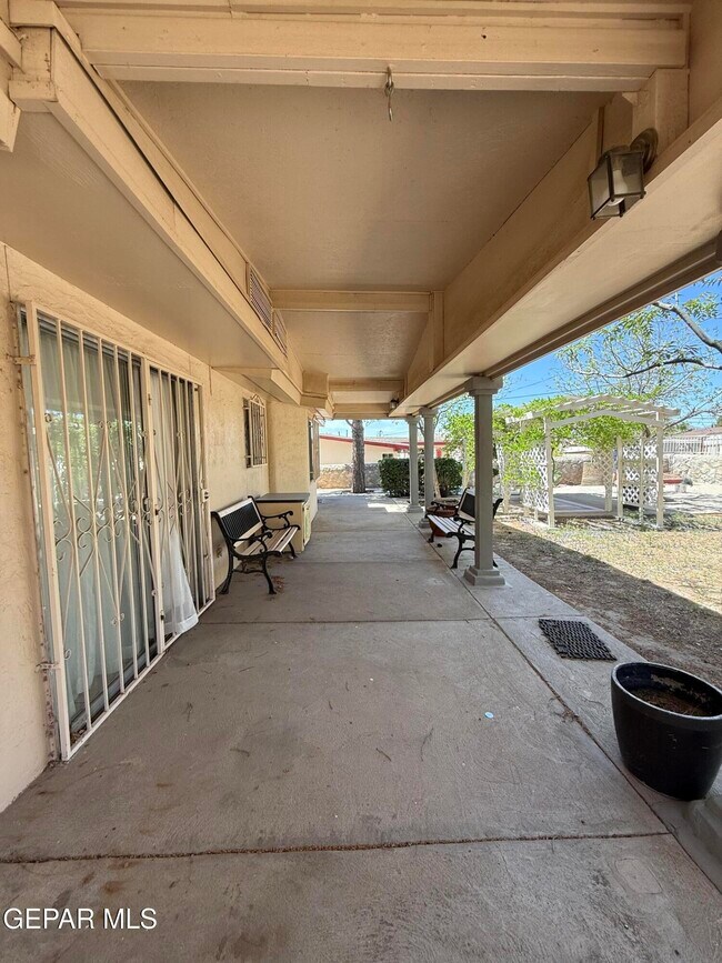 Building Photo - 10449 Chinaberry Dr