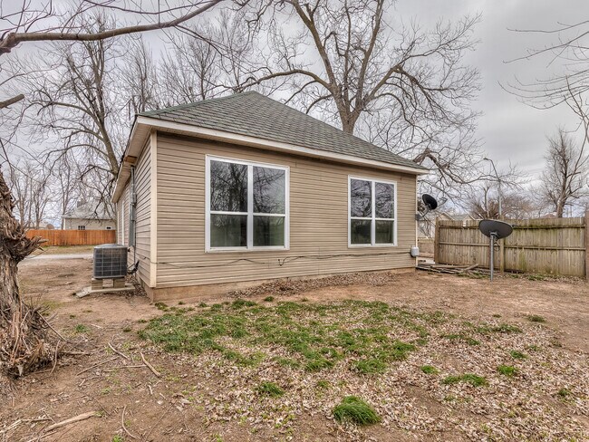 Building Photo - 118 S Miles Ave