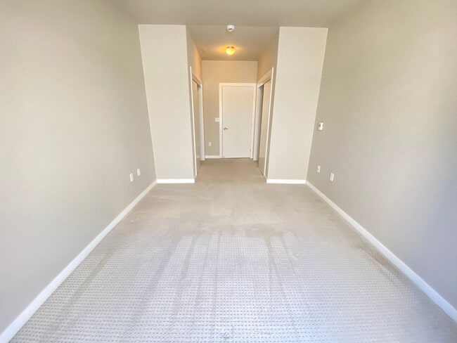 Building Photo - Advent - Low Deposit In-Unit Laundry Condo...