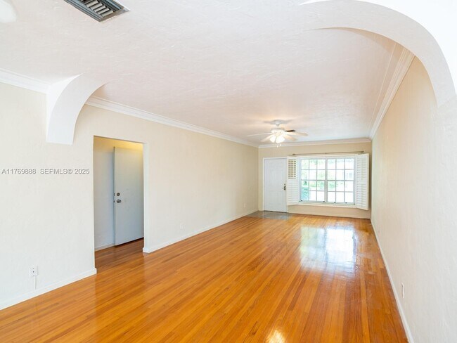Building Photo - 9441 Byron Ave