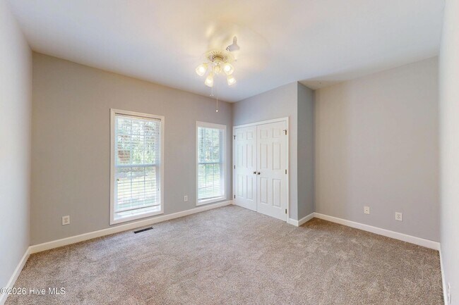 Building Photo - 1140 Greenbriar Dr