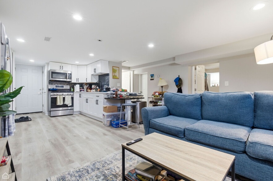 Building Photo - 1104 Dempster St