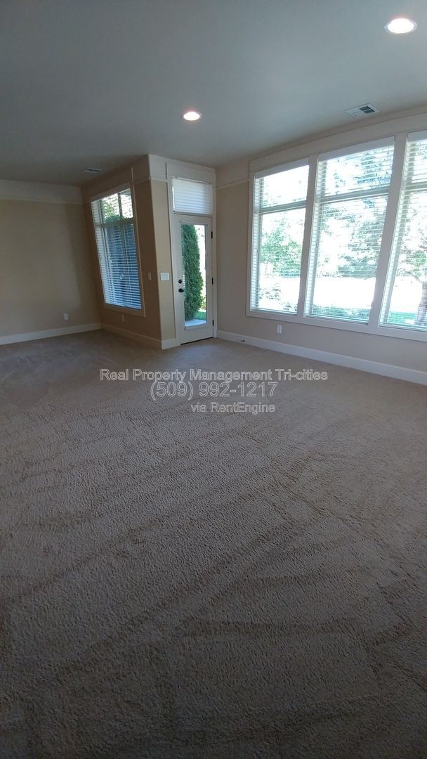 Building Photo - 459 Columbia Point Dr