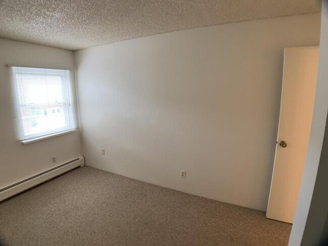 Building Photo - 1250 Golden Cir