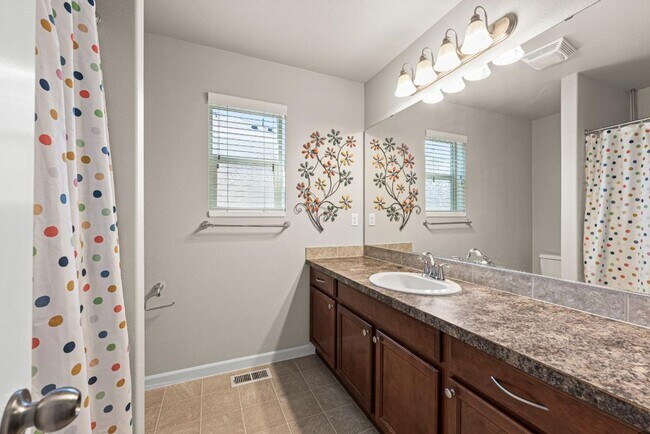 Building Photo - Fully Furnished 5-Bedroom Horizon Pointe H...