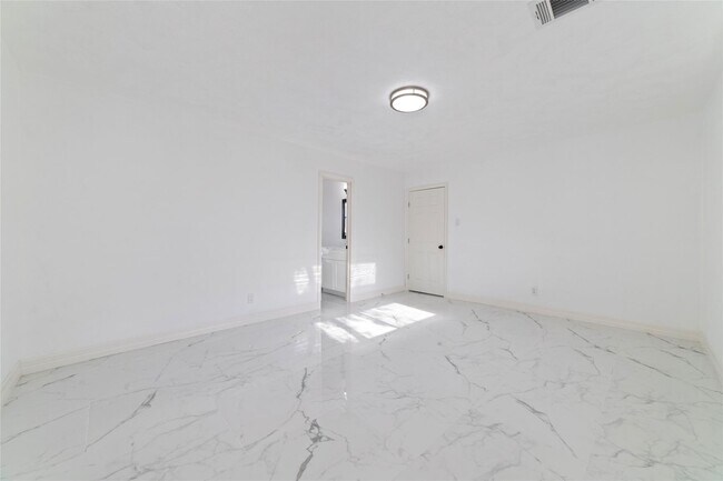 Building Photo - 9114 Mahoning Dr