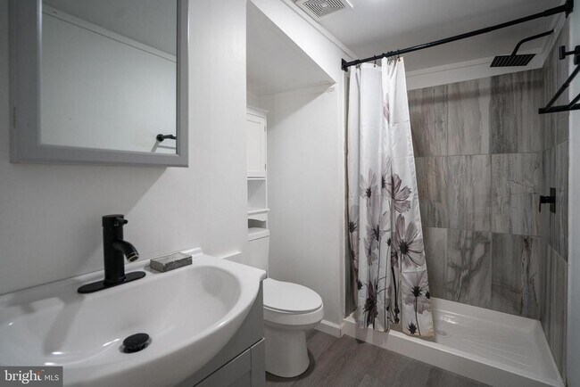 Building Photo - 729 Main St