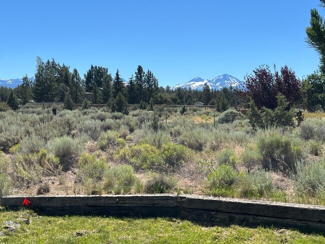 Building Photo - Furnished home between Tumalo & Sisters