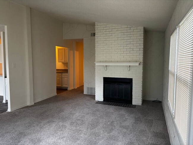 Building Photo - 3 Bedroom 2 Bath