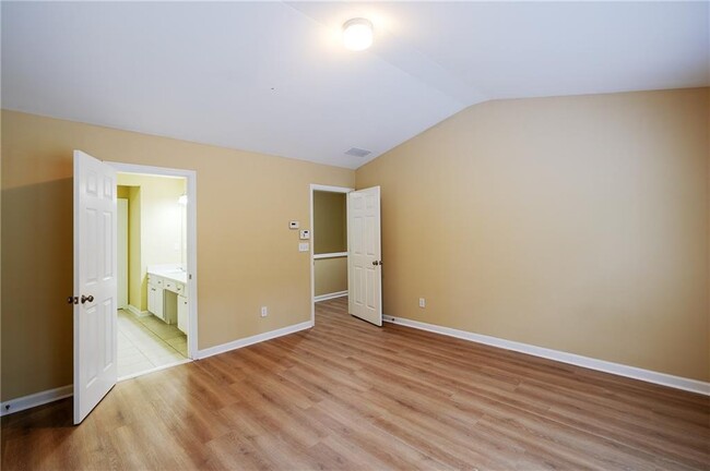 Building Photo - 2442 Fairlie Dr