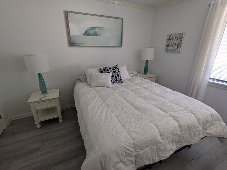 Building Photo - 8253 Navarre Pky