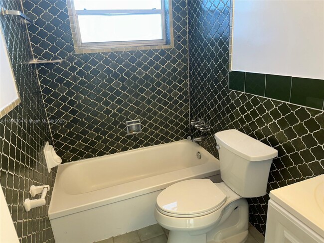 Building Photo - $2,100MONTHY;2008 PIERCE ST #3 HOLLYWOOD, ...