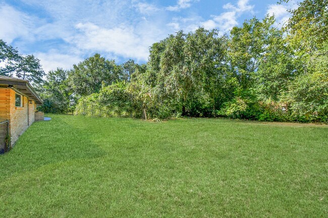 Building Photo - 1805 East Ave