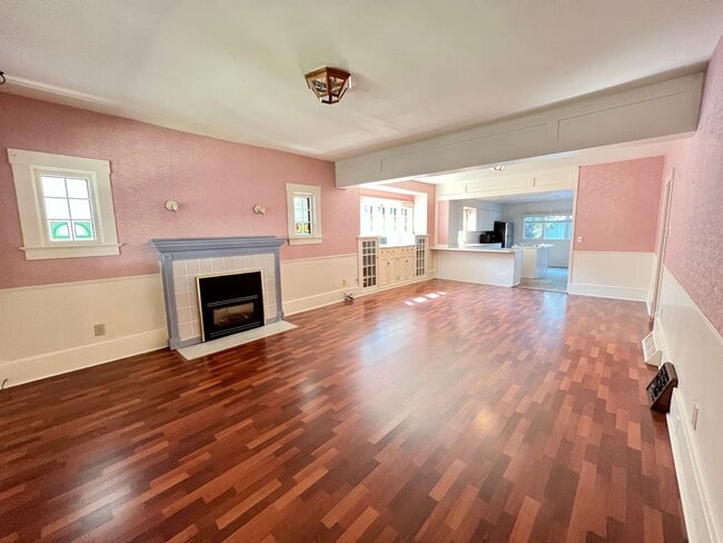 Building Photo - 3 bed 3 bath available!