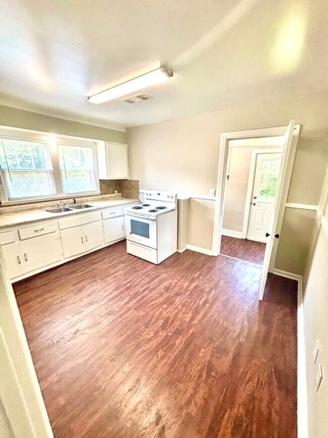 Building Photo - 1305 Turner- Move in Ready AND 1/2 OFF FIR...