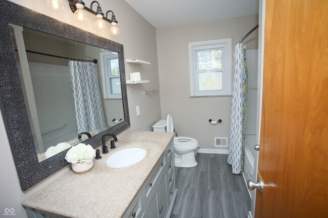 Building Photo - 150 E Beechwood Ln