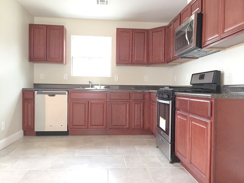 Building Photo - 270 S 20th St