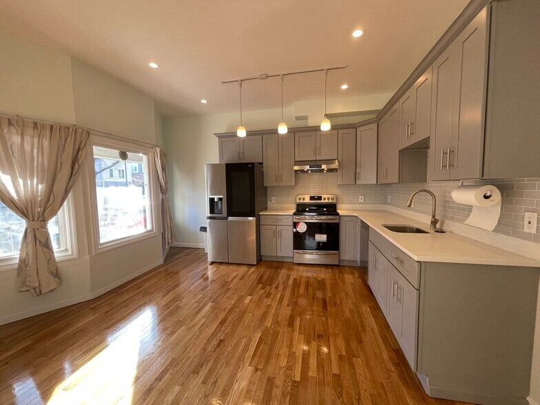 kitchen - 285 Dorchester St