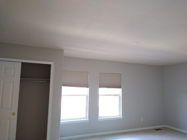 Building Photo - Fabulous Townhome Near Cherry Creek State ...